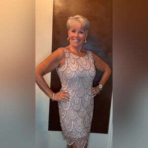 Pisarro Nights Rose gold beaded sheath cocktail dress. EUC retail $258 SZ 4P